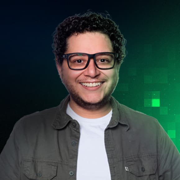 Foto de André David, Coordenador Acadêmico do FIAP Studio. André está com uma jaqueta preta e camiseta branca. O fundo da imagem é um gradiente verde.